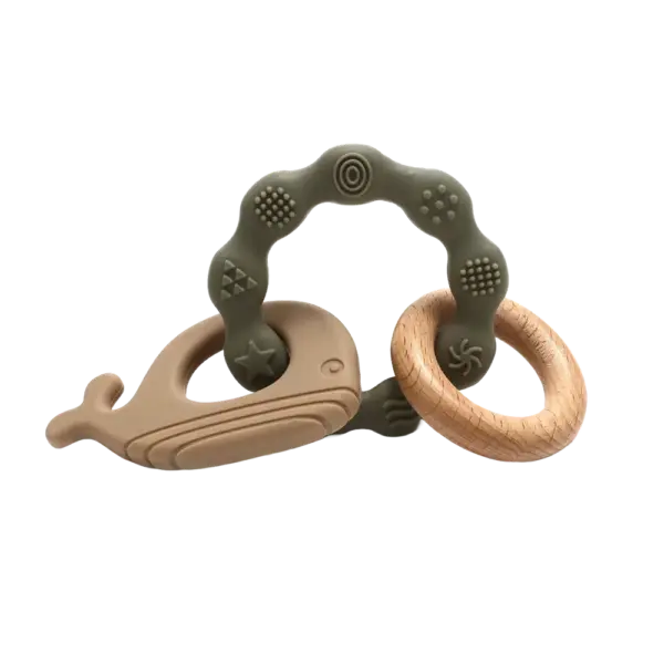 Biderangle i silikone m. hval og træ vedhæng. Grøn