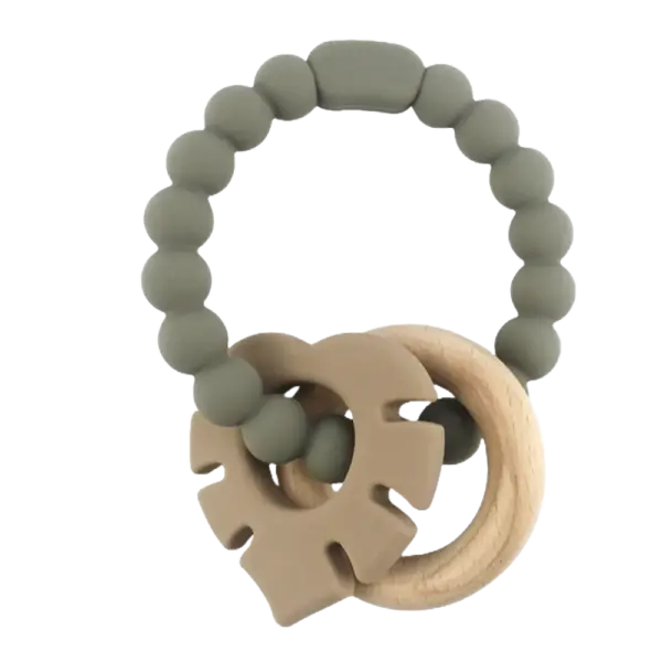 Biderangle i silikone m. træ og blad vedhæng. Grå