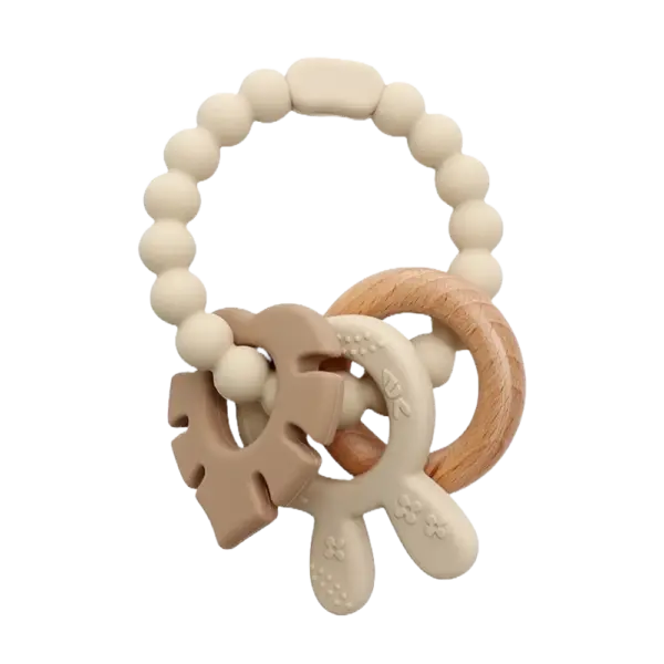 Biderangle i silikone med blad, kaninøre og træ vedhæng. Beige