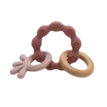 Biderangle i silikone med blæksprutte og træ vedhæng