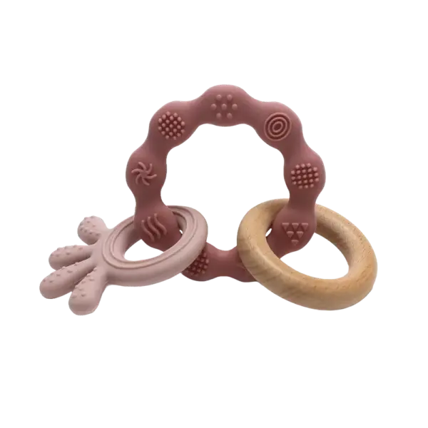 Biderangle i silikone med blæksprutte og træ vedhæng