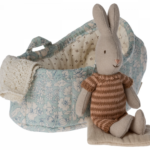 Maileg Micro Kanin i babylift - Brun