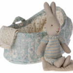 Maileg Micro Kanin i babylift - Lyseblå