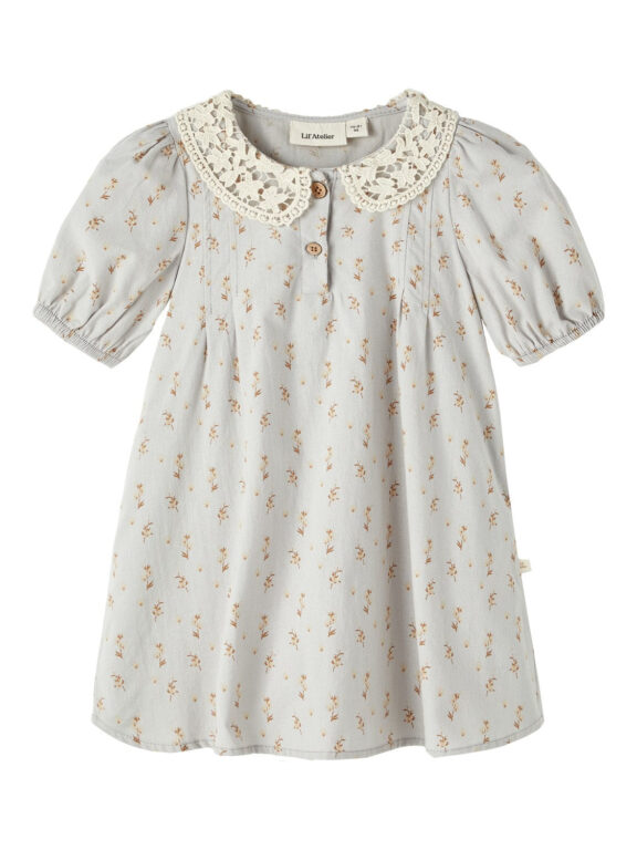 Lil Atelier Daisy Kjole- Harbor Mist - 92 cm Lil Atelier Daisy Kjole- Harbor Mist - 92 cm