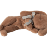 Maileg Sovende kanin i Plys - Varm Brun