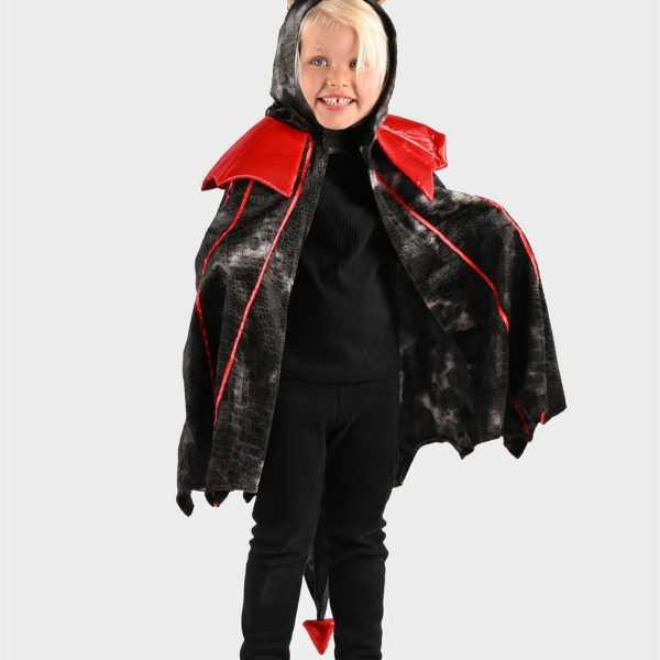 Den Goda Fen | Dragekappe - Sort/Rød, str. 3-8 år