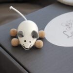 Molly mus på hjul i hvid - Ella & Frederik