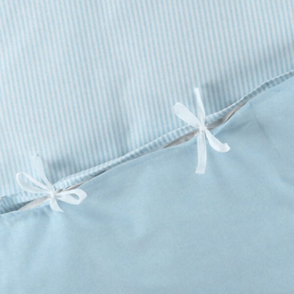 Nørgaard Madsens Sengetøj - Baby - Hvid m. Blå Striber