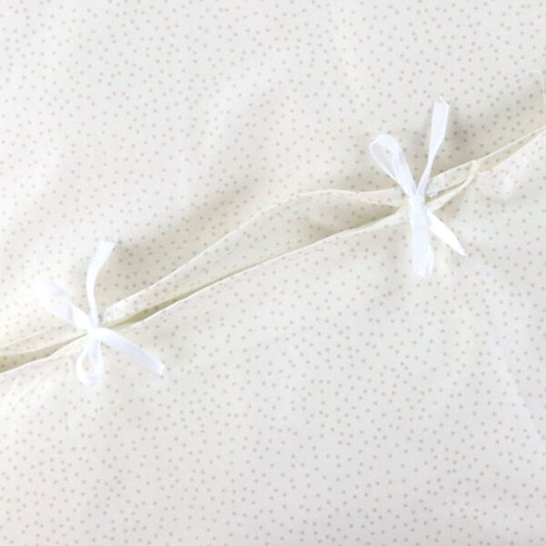 Nørgaard Madsens Sengetøj - Junior - Off White m. Beige Prikker