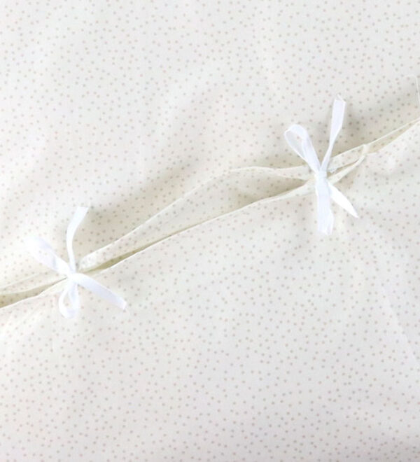 Nørgaard Madsens Sengetøj - Voksen - Off White m. Beige Prikker