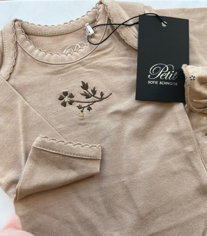 Petit By Sofie Schnoor Body Beige med Blomster - 56 cm Petit By Sofie Schnoor Body Beige med Blomster - 56 cm