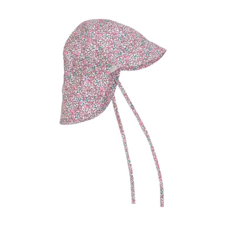 Sommerhat i Liberty-stof - Plumeria - 3-6 MDR. Sommerhat i Liberty-stof - Plumeria - 3-6 MDR.