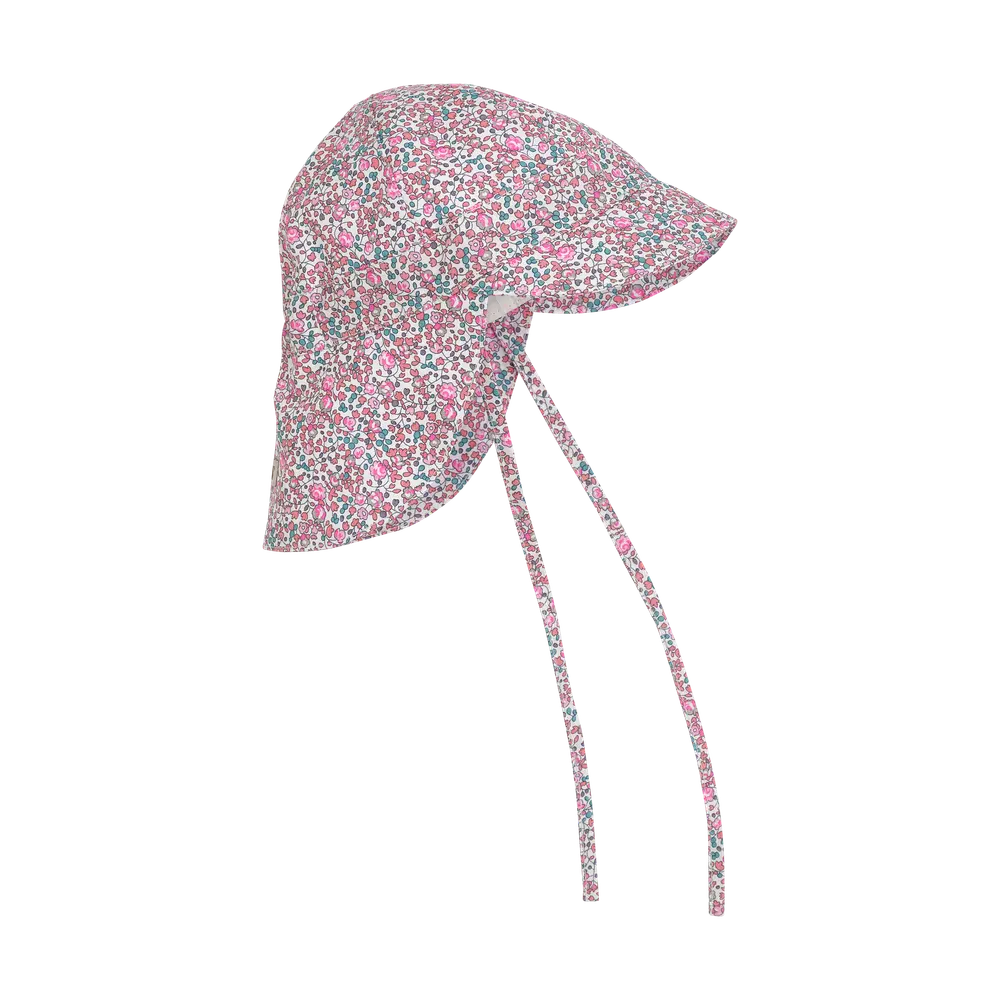 Sommerhat i Liberty-stof - Plumeria - 3-6 MDR. Sommerhat i Liberty-stof - Plumeria - 3-6 MDR.
