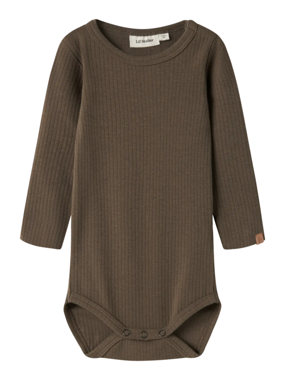 Lil Atelier Rajo - Gabo Bib LS Slim Body - Teak - 56 cm Lil Atelier Rajo - Gabo Bib LS Slim Body - Teak - 56 cm
