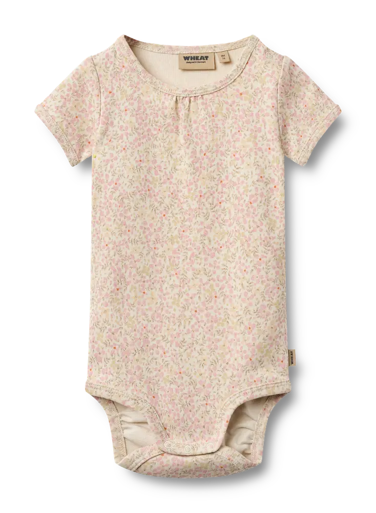 Linette Kortærmet Body - Coral Flowers - 92 Linette Kortærmet Body - Coral Flowers - 92