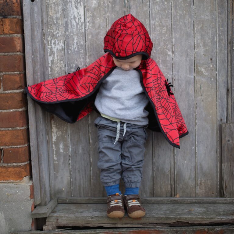 Great Pretenders | 2-i-1 Spiderman/Batman-kappe - Flere størrelser 2-i-1 Spiderman/Batman-kappe - Flere størrelser
