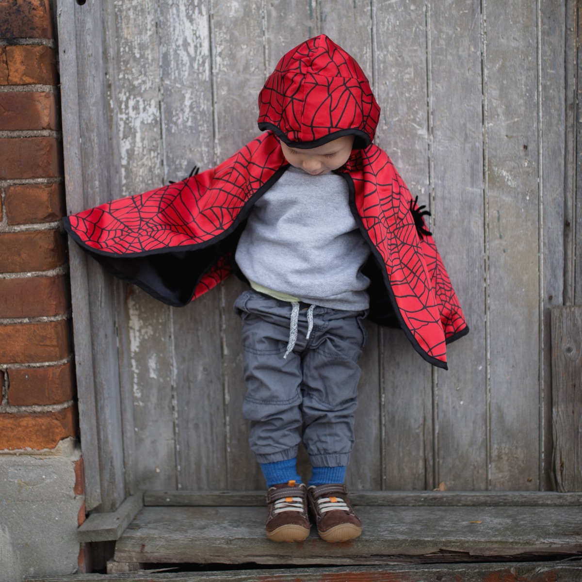 Great Pretenders | 2-i-1 Spiderman/Batman-kappe - Flere størrelser 2-i-1 Spiderman/Batman-kappe - Flere størrelser